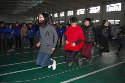 “三八”节里女职工跳大绳角逐